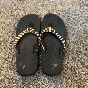 Sanuk brown zebra flip flop size7